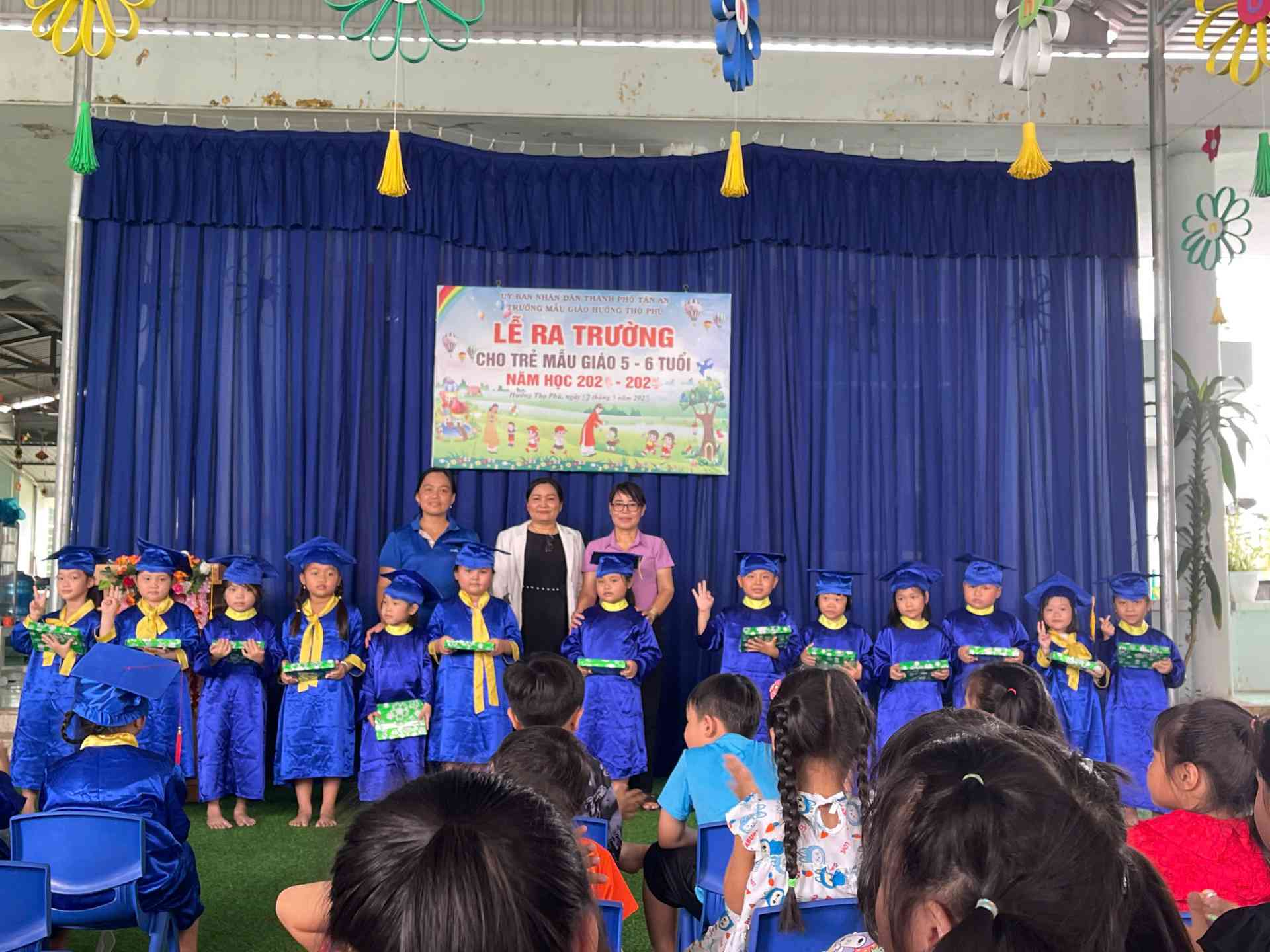 ra truong la 1.1
