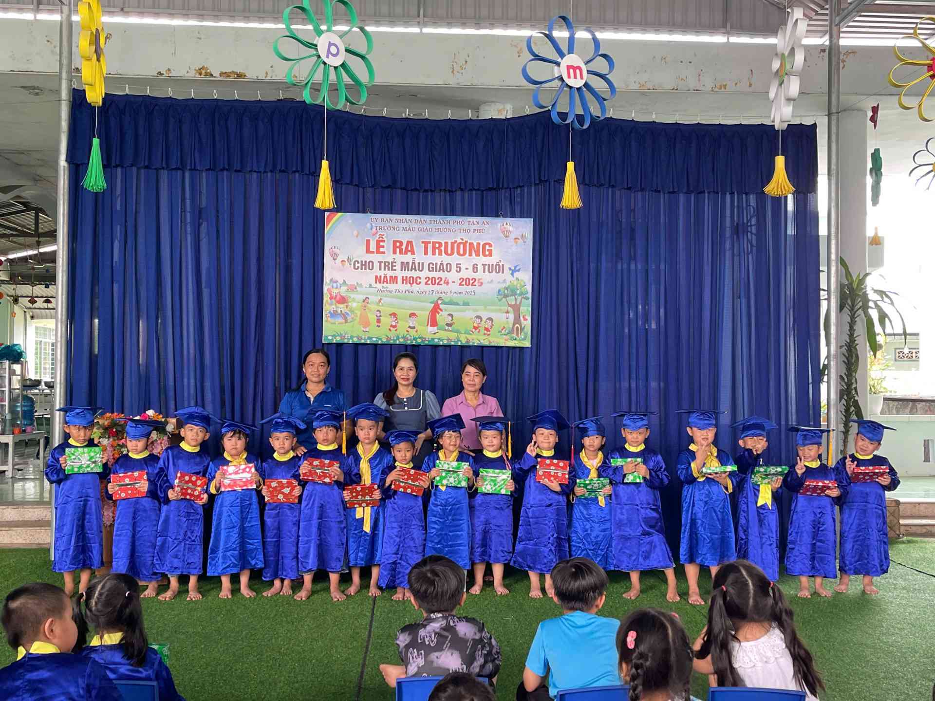 ra truong la1